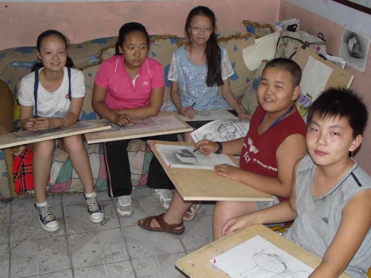 圆梦画室二部学生正在听老师讲课