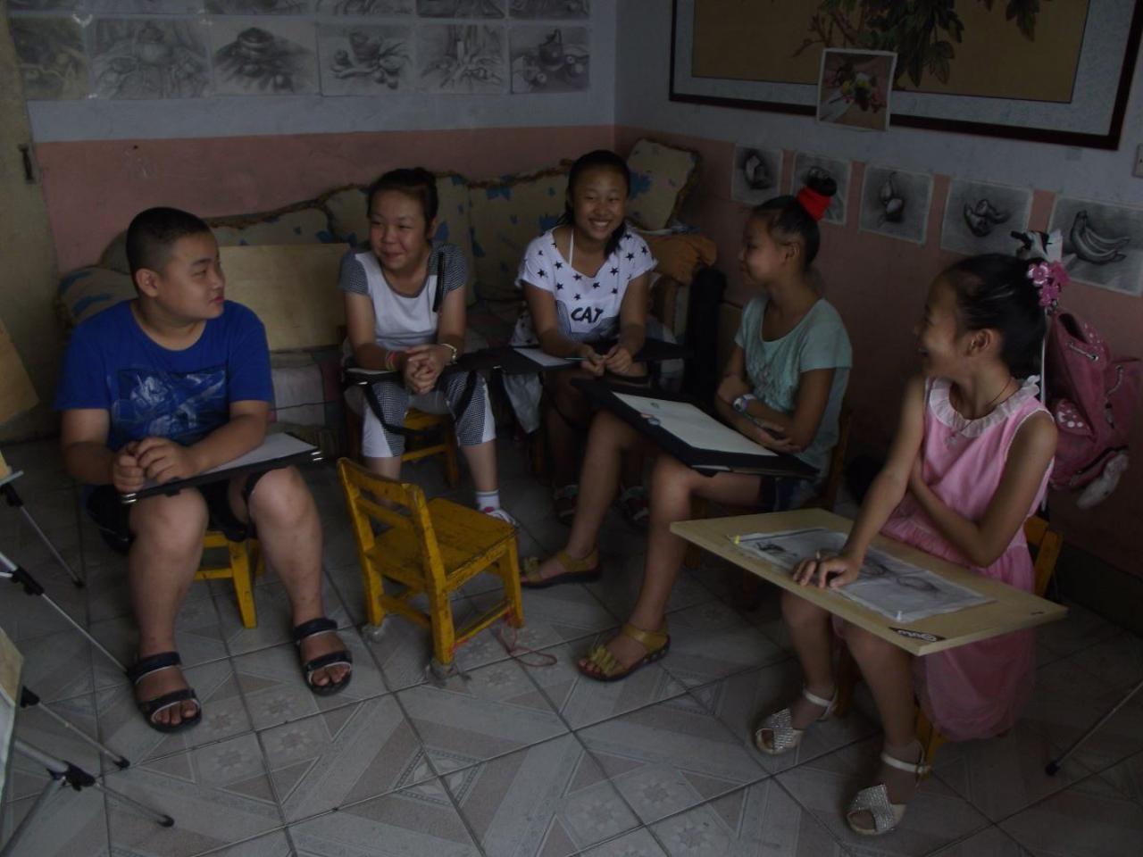 圆梦画室二部学生正彼此交流学习心得