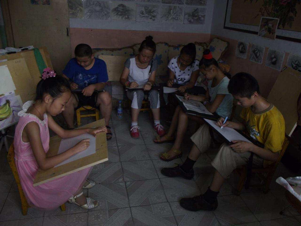 圆梦画室二部学生正低头绘制素描