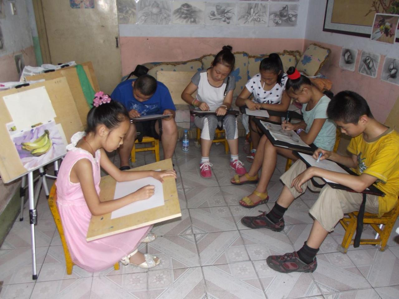 圆梦画室二部学生正低头绘制素描