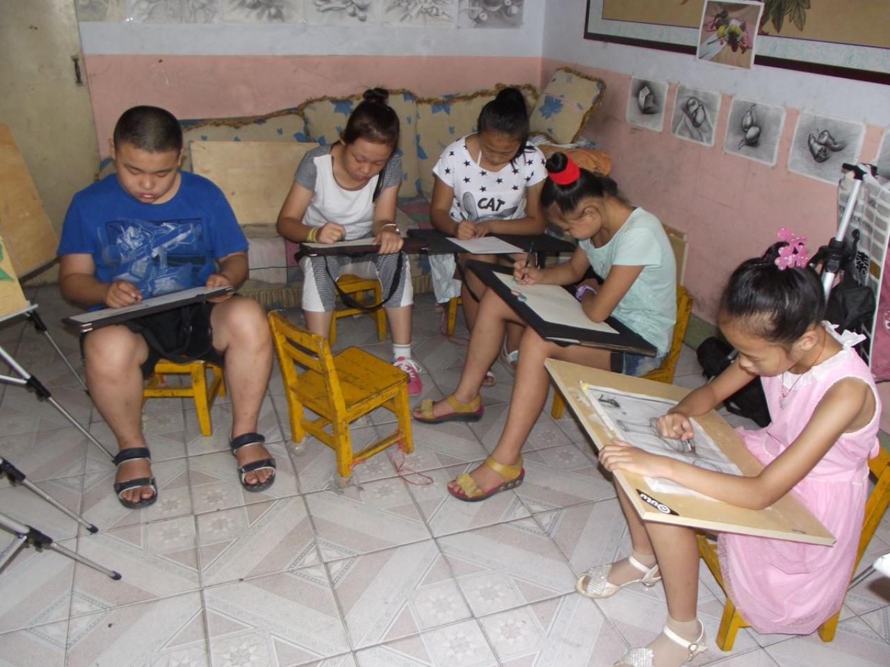 圆梦画室二部学生正绘制素描