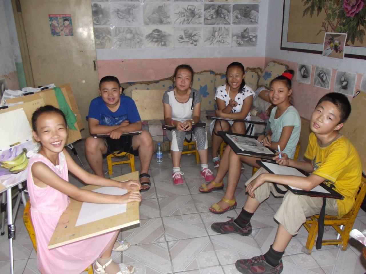 圆梦画室二部学生高兴的样子