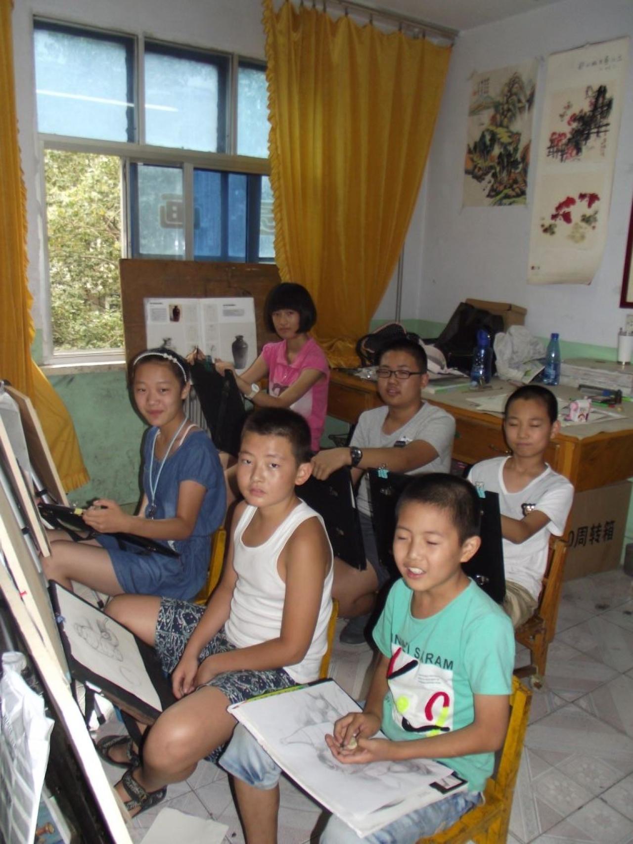 圆梦画室二部学生高兴的样子