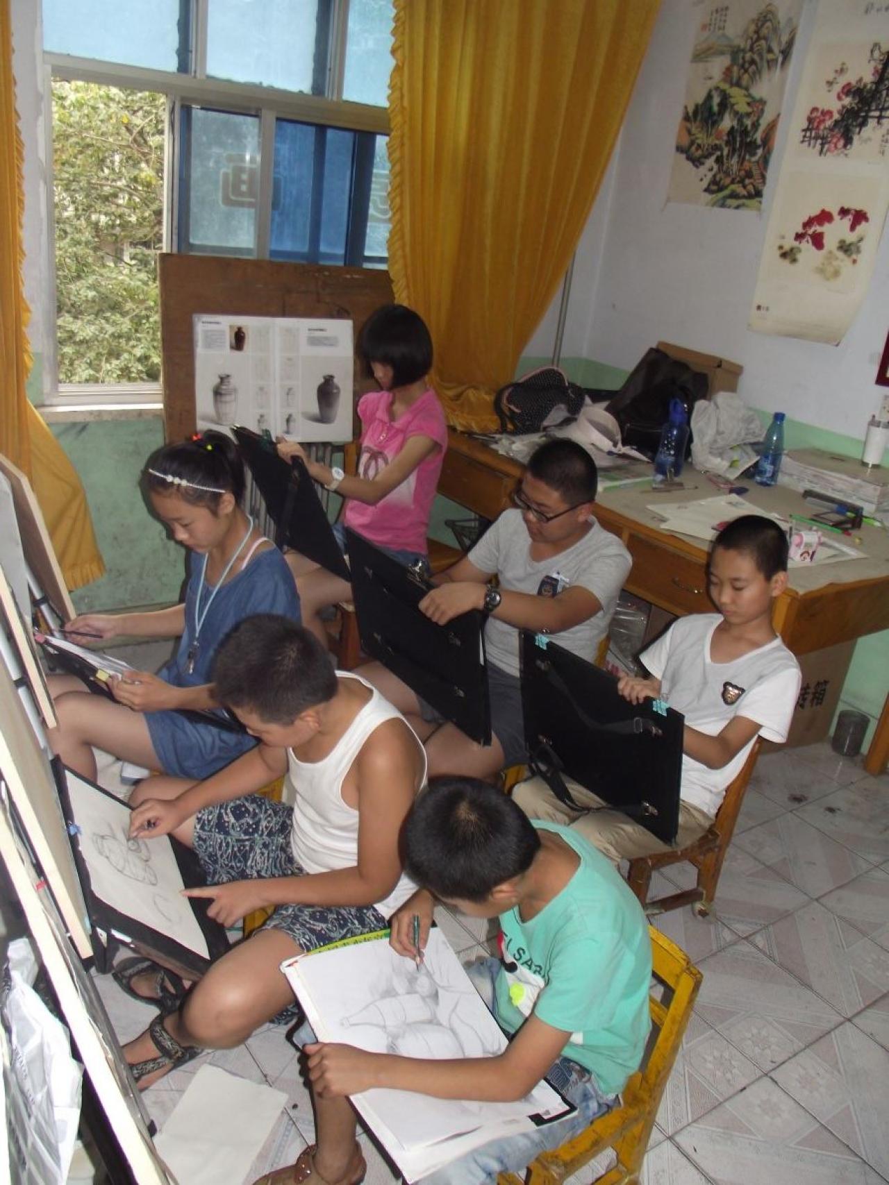 圆梦画室二部学生埋头绘制素描的样子