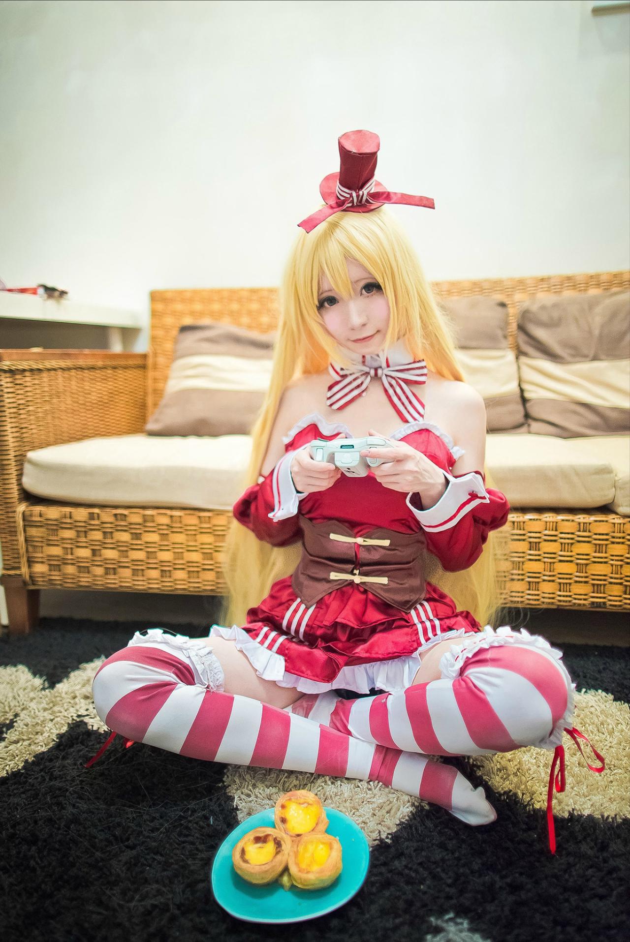 meter扮演裘可拉正在按游戏手柄