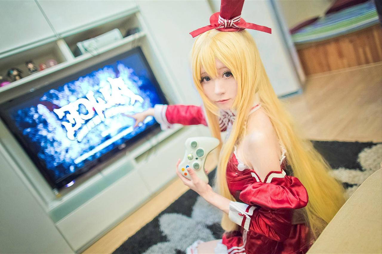 meter扮演裘可拉正指着电视游戏的屏幕