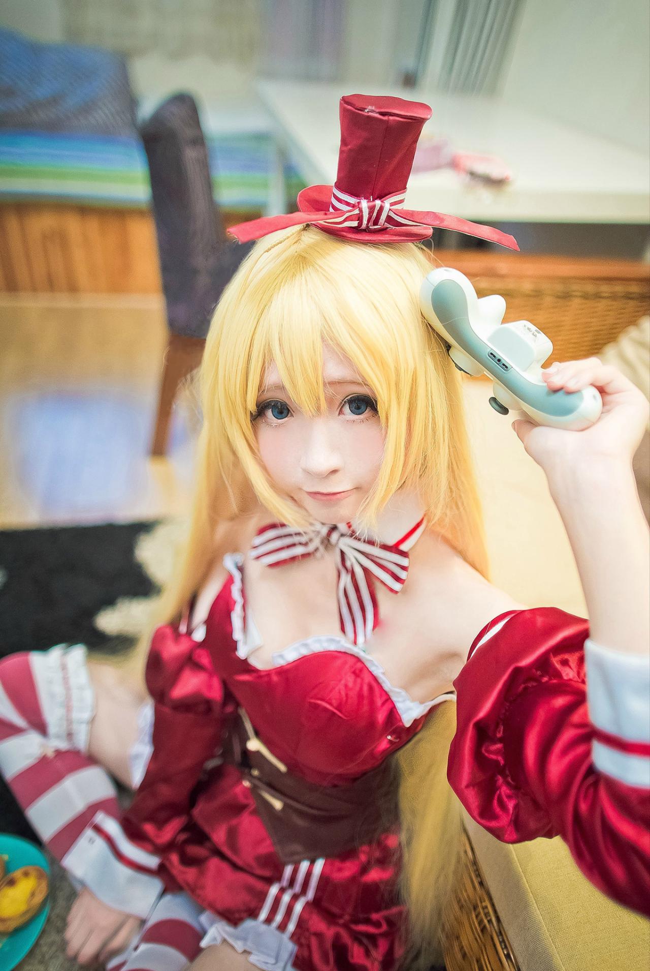 meter扮演裘可拉拿着游戏手柄伸懒腰的样子