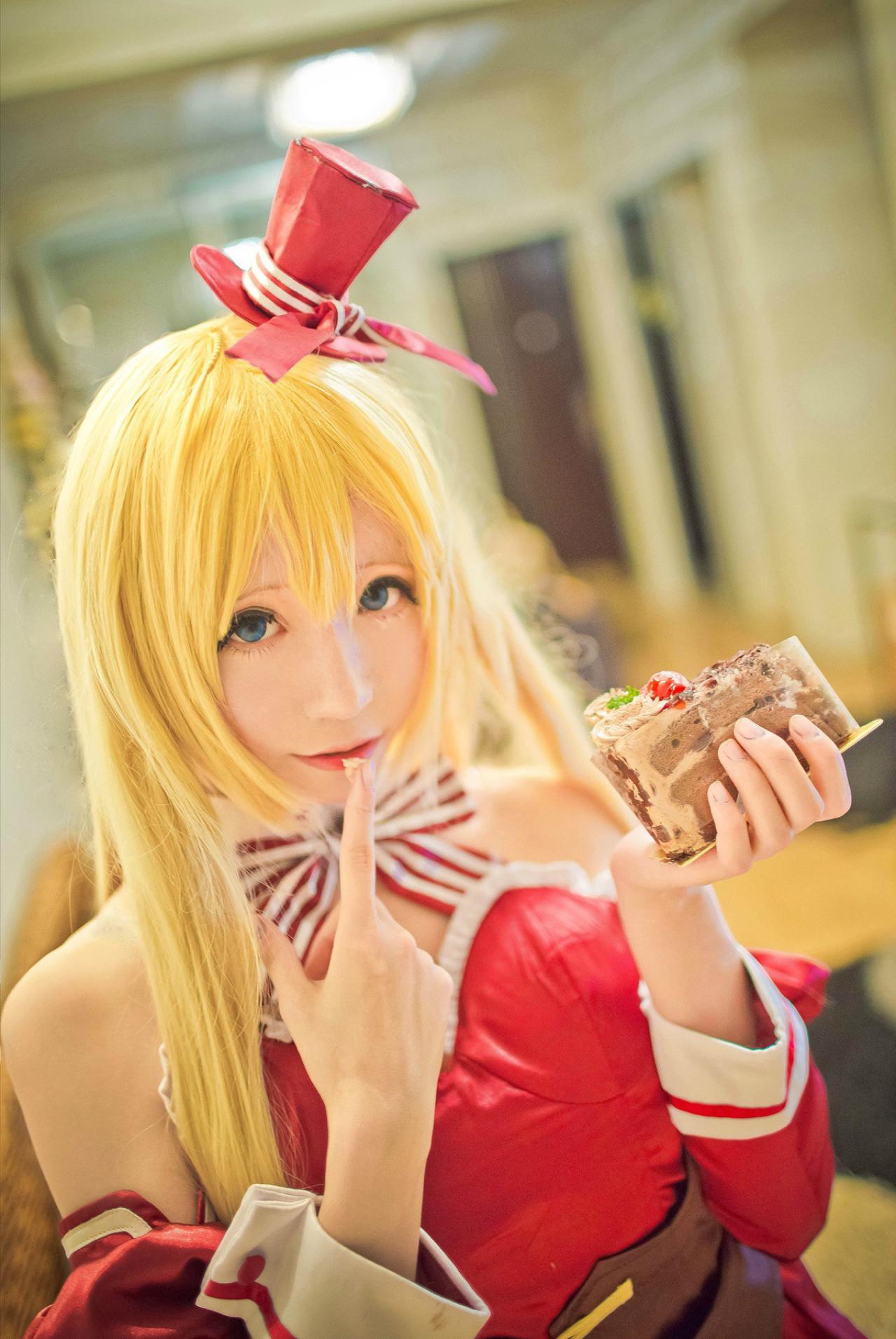 meter扮演裘可拉吃着小甜心，唆唆手指的可爱摸样