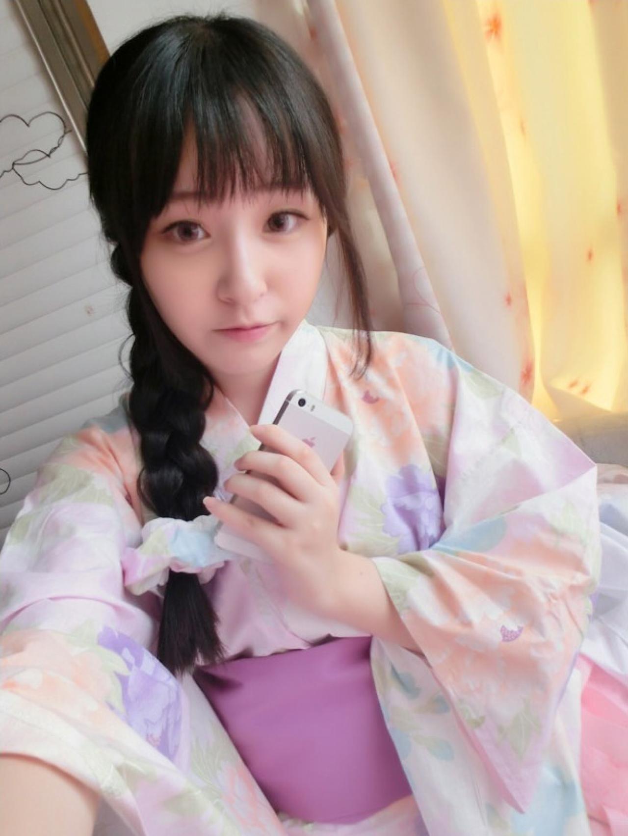 JUL2穿着紫色和服浴衣，左手握着手机自拍