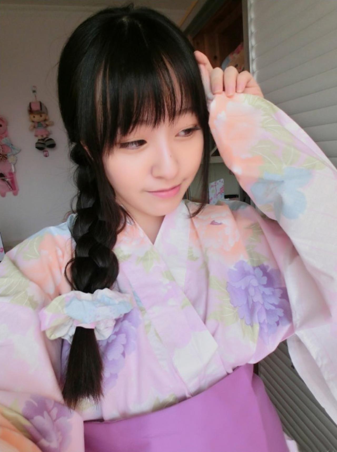 JUL2穿着紫色和服浴衣，轻捋刘海儿