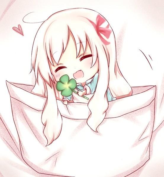 在口袋里拿着四叶草的Q版萝莉头像