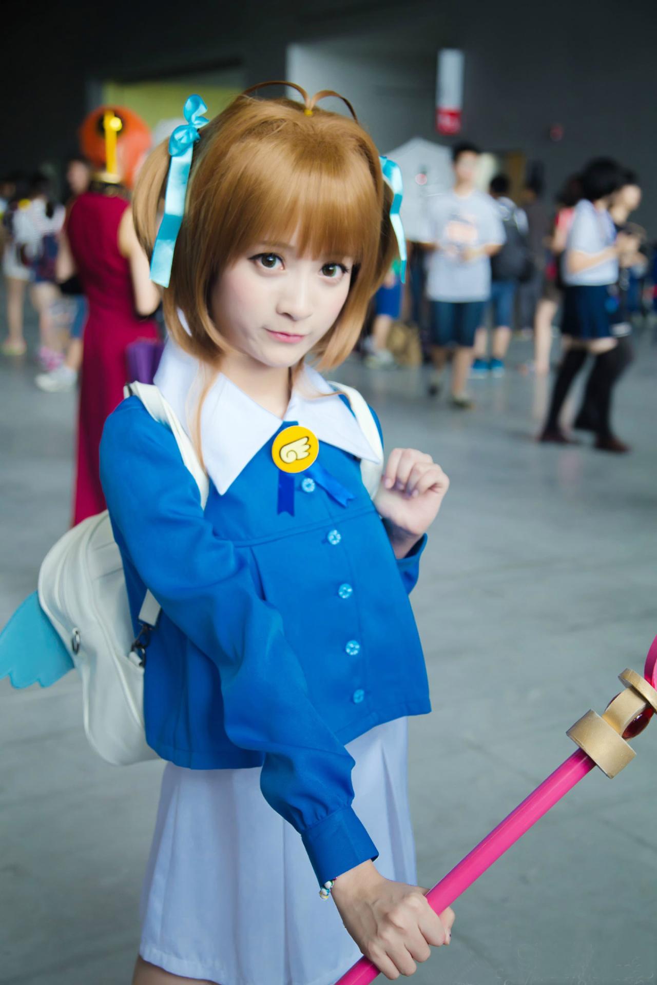 橘子酱sama扮演木之本樱手持魔法杖的姿势