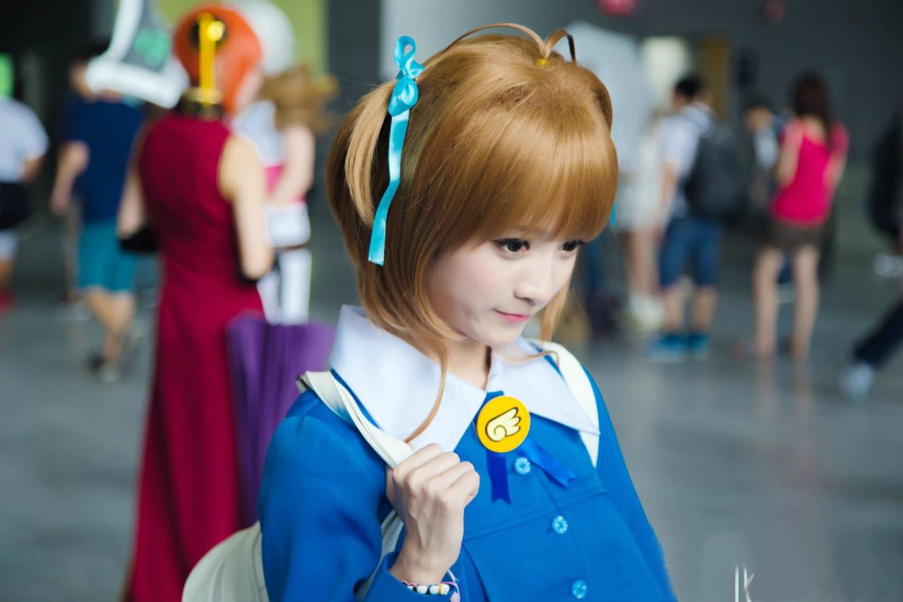 橘子酱sama扮演木之本樱微微低头的上半身照