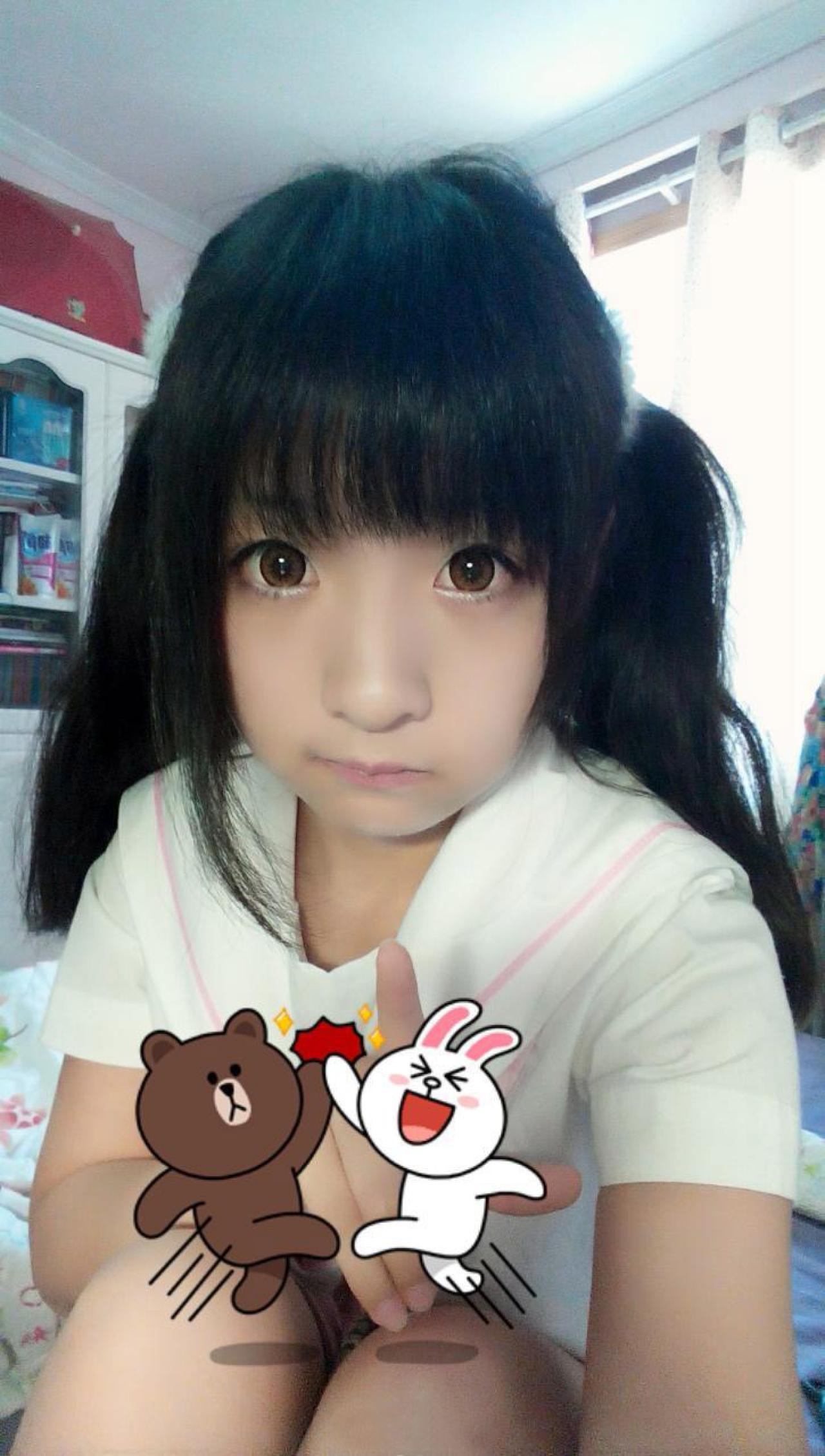 AOI嘟嘴卖萌自拍