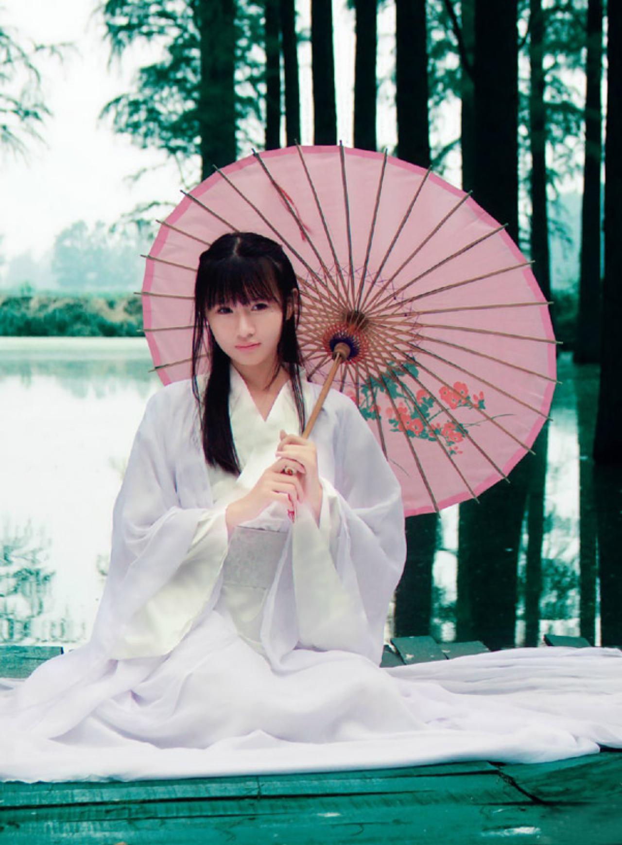 瞬瞬surmiya持伞静坐在竹桥上