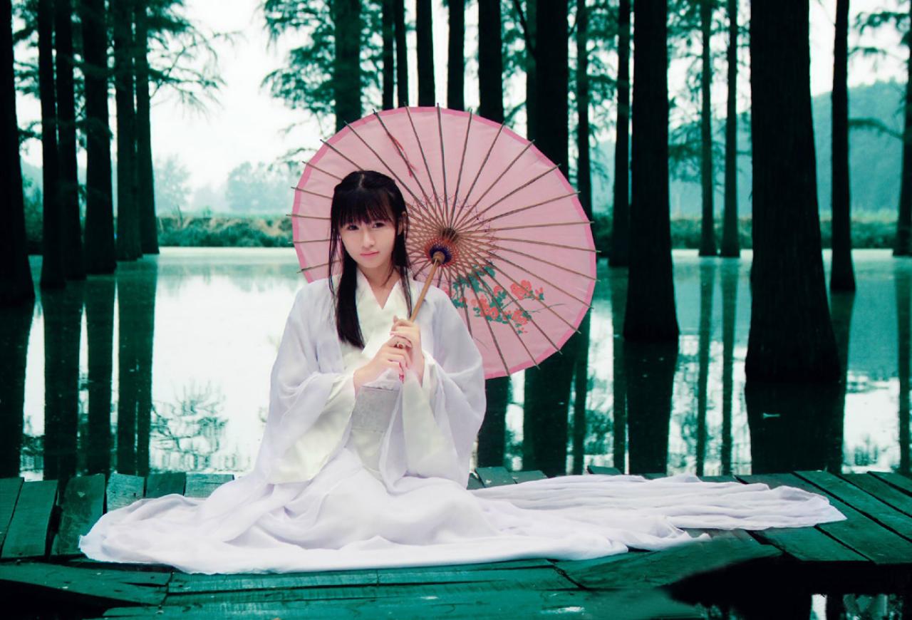 瞬瞬surmiya持伞静坐的横幅照