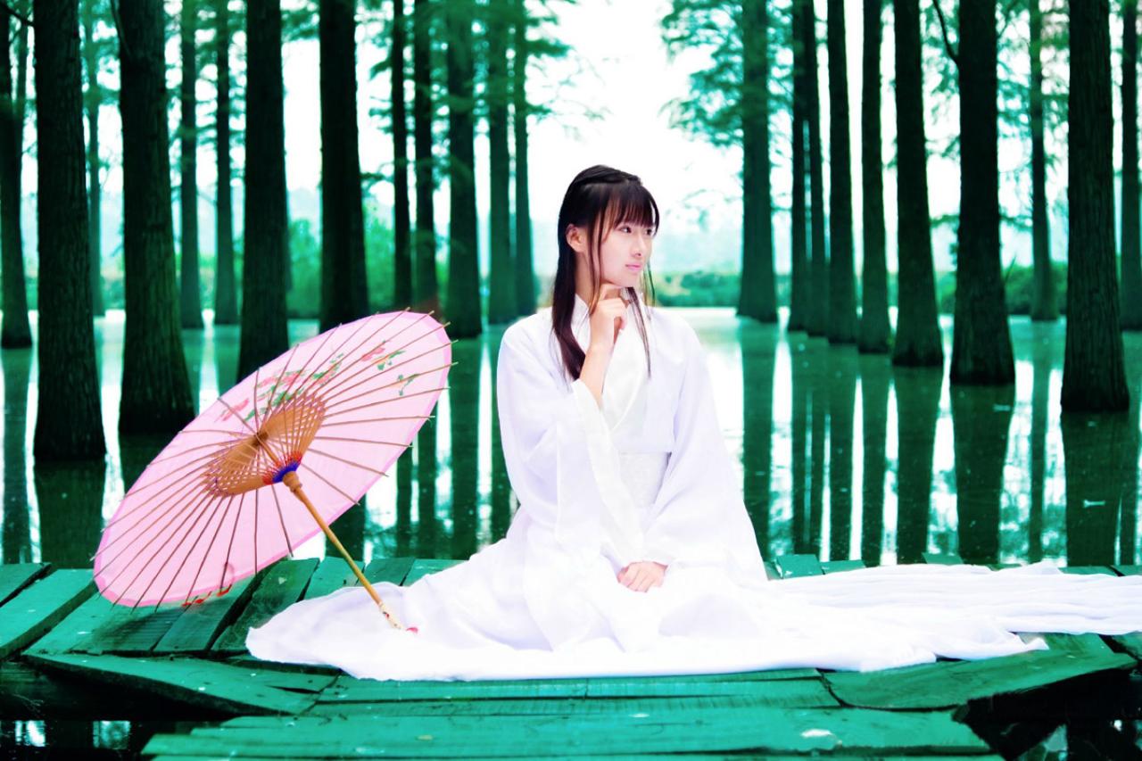 瞬瞬surmiya轻抚下巴坐在竹桥上，伞放在一侧