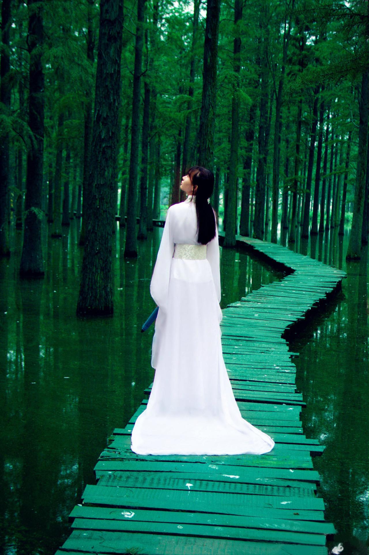 瞬瞬surmiya漫步在竹桥上背影