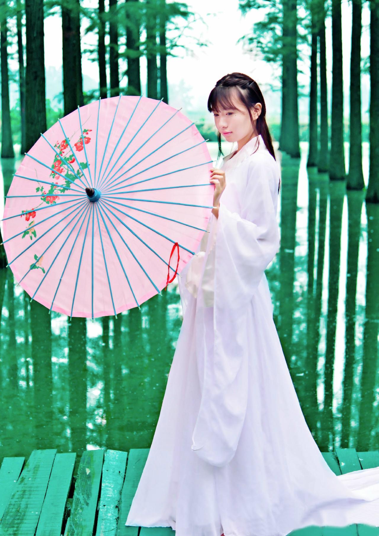 瞬瞬surmiya一袭白衣抚弄伞侧面照