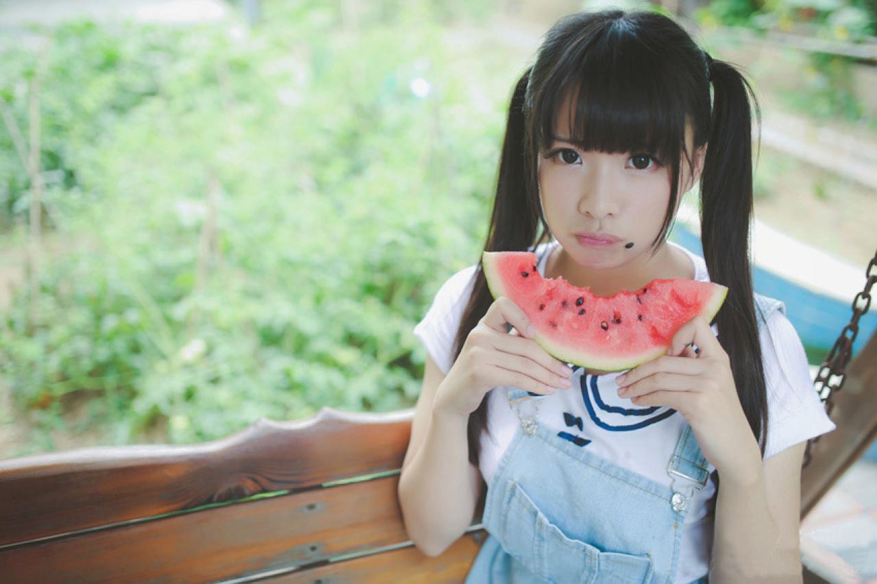 贤儿Sherry吃西瓜的时候，把西瓜子蹭到脸上，嘟嘴卖萌