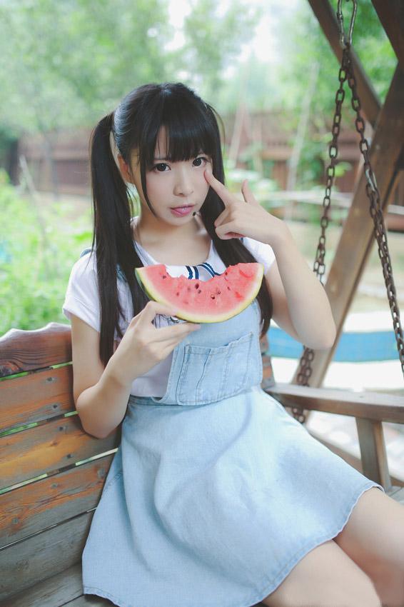 贤儿Sherry吃西瓜时做鬼脸，吐舌头卖萌