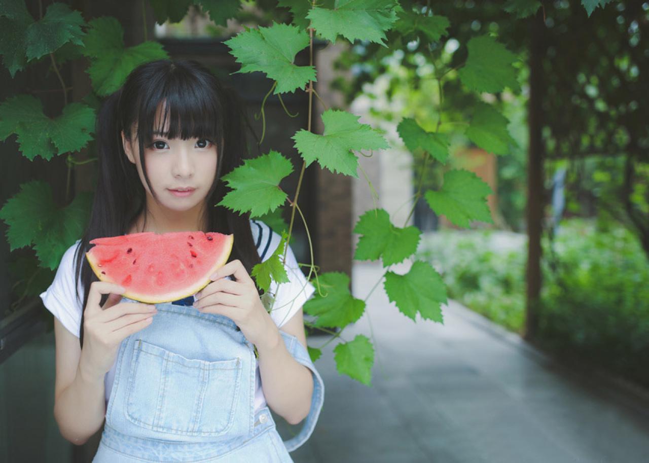 贤儿Sherry拿着一瓣西瓜，上半身正面照