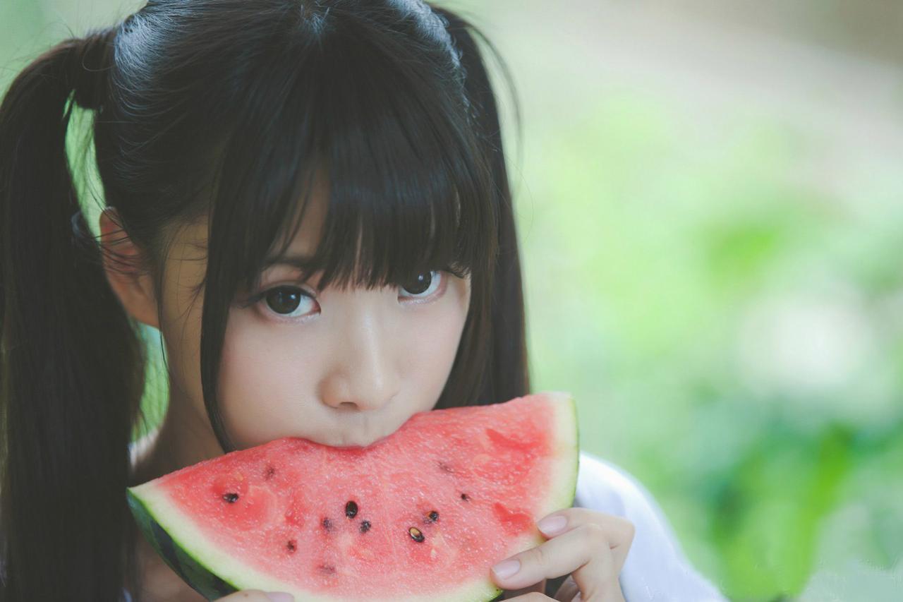 贤儿Sherry正在咬西瓜，脸部特写