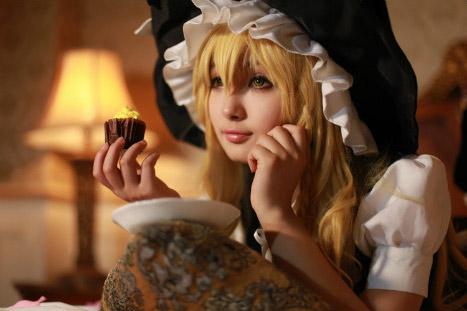 瘾卿扮演雾雨魔理沙拿着小甜点，发呆的看着前方