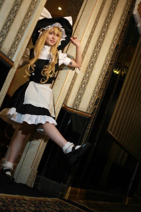 瘾卿扮演雾雨魔理沙扶着三脚帽，昂首齐步走