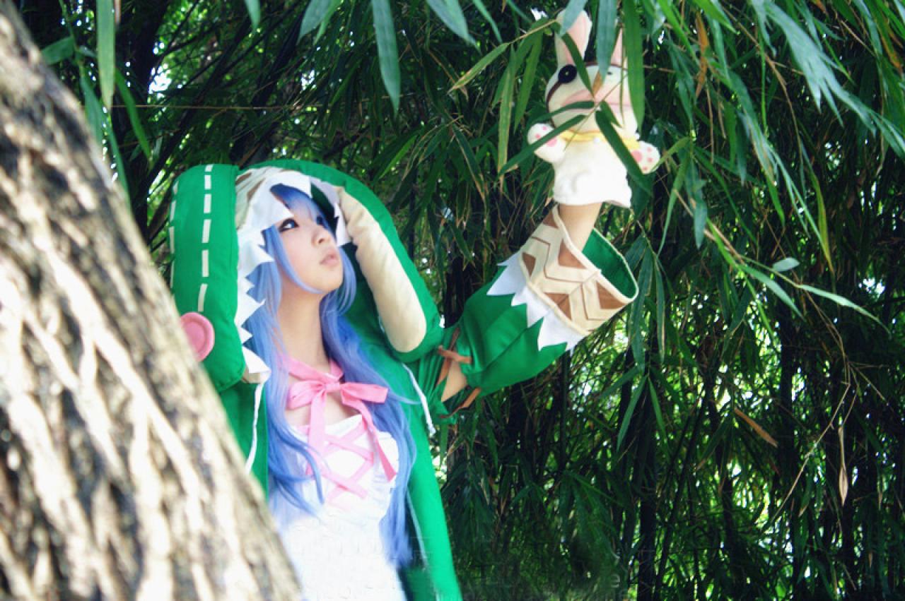 阡陌扮演四糸乃举起玩偶仰视的样子