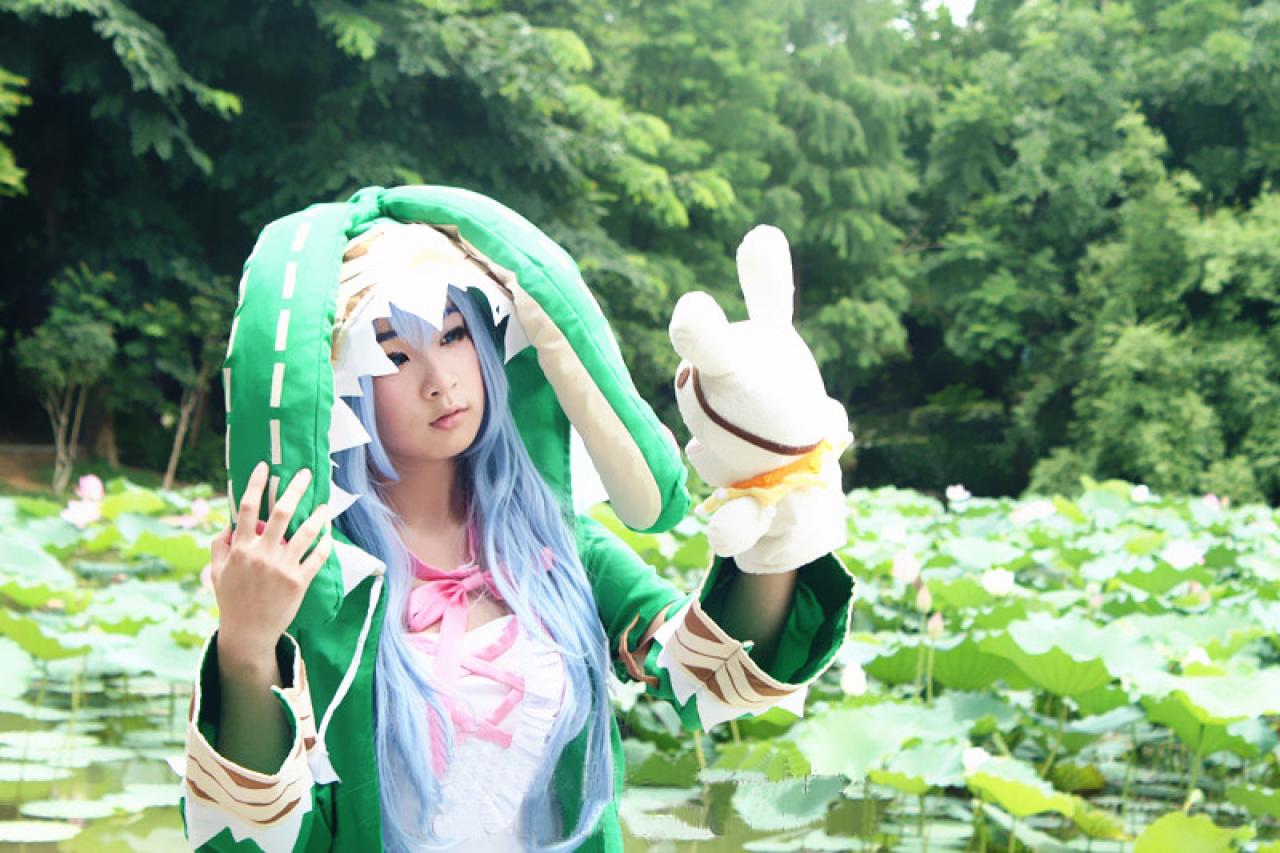 阡陌扮演四糸乃看着玩偶，轻抚兔耳朵的样子