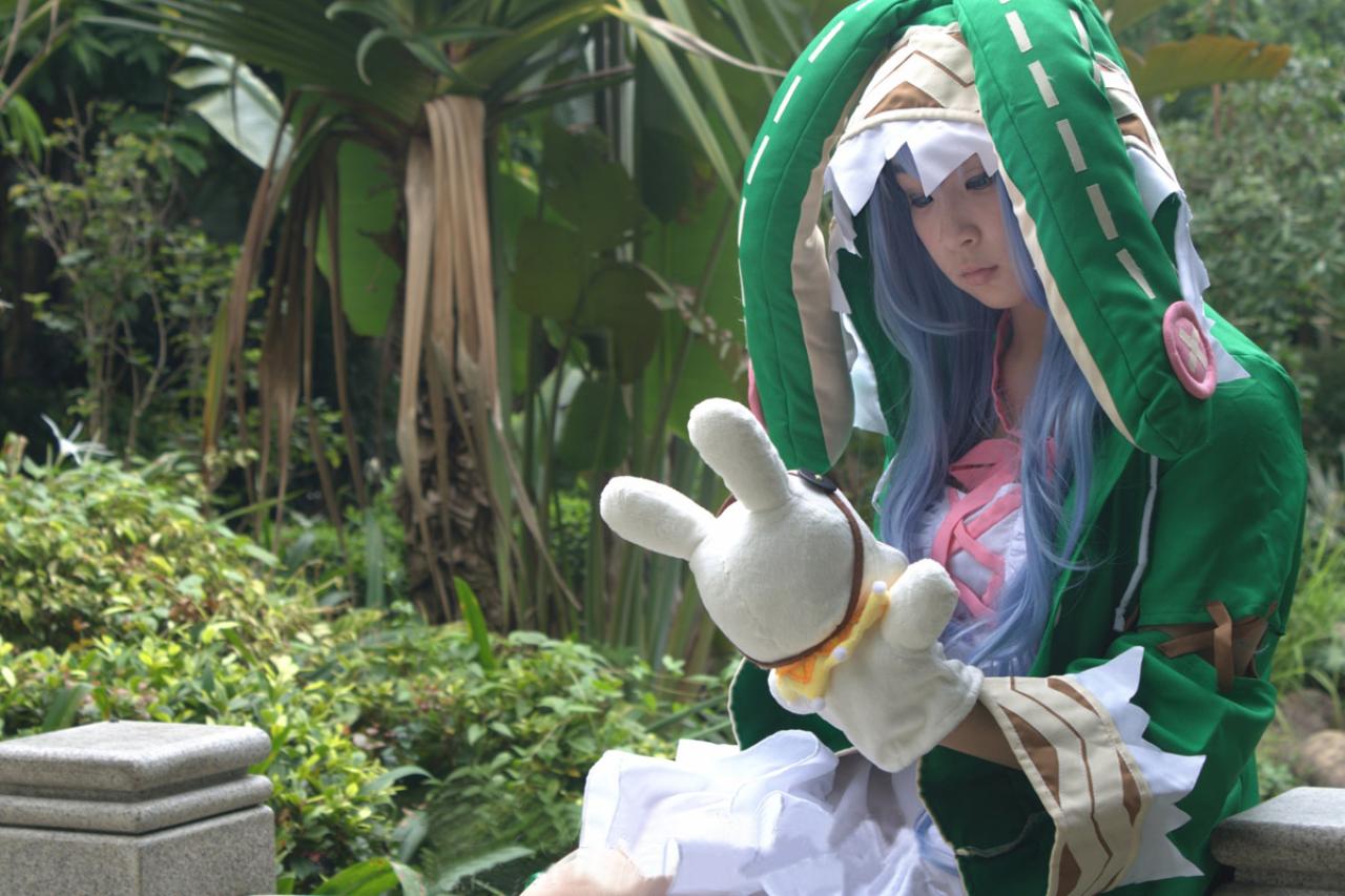 阡陌扮演四糸乃拿着四糸奈玩偶，坐着静静地看着它