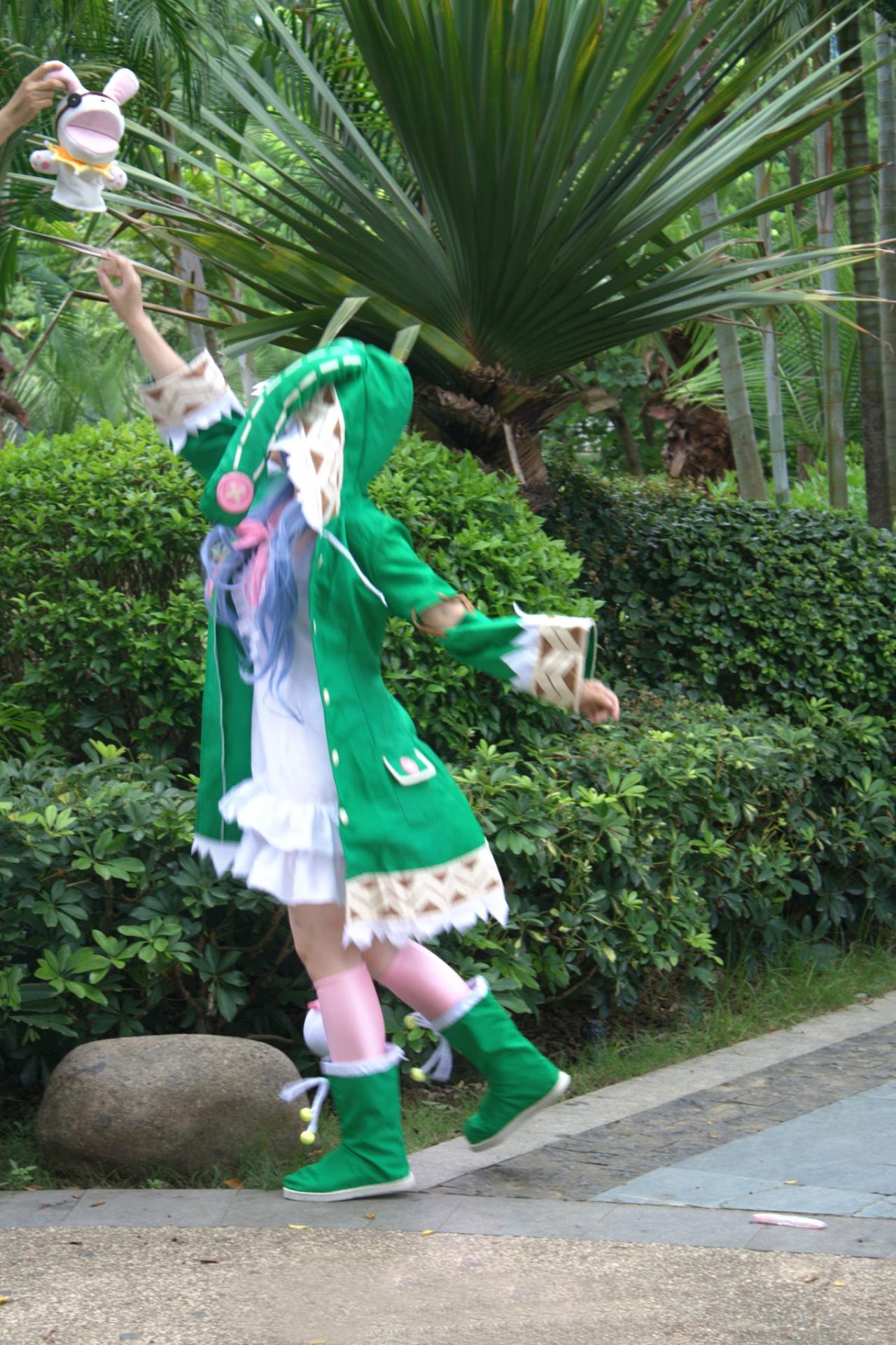 别人把四糸奈玩偶拿高，阡陌扮演四糸乃跳起来想够但够不着玩偶的姿势