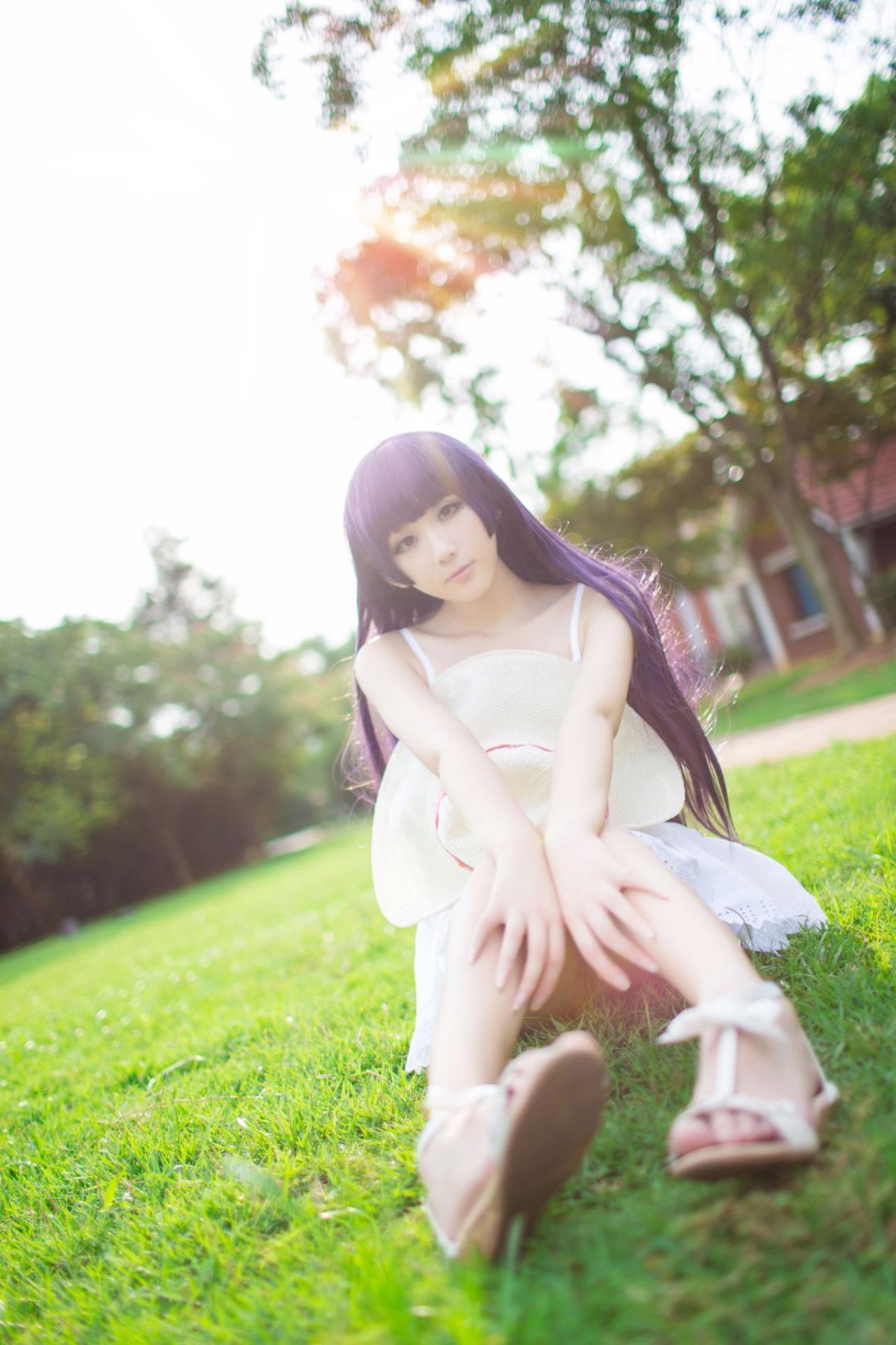 面瘫少女菌子酱扮演五更琉璃坐在草地上的正面照