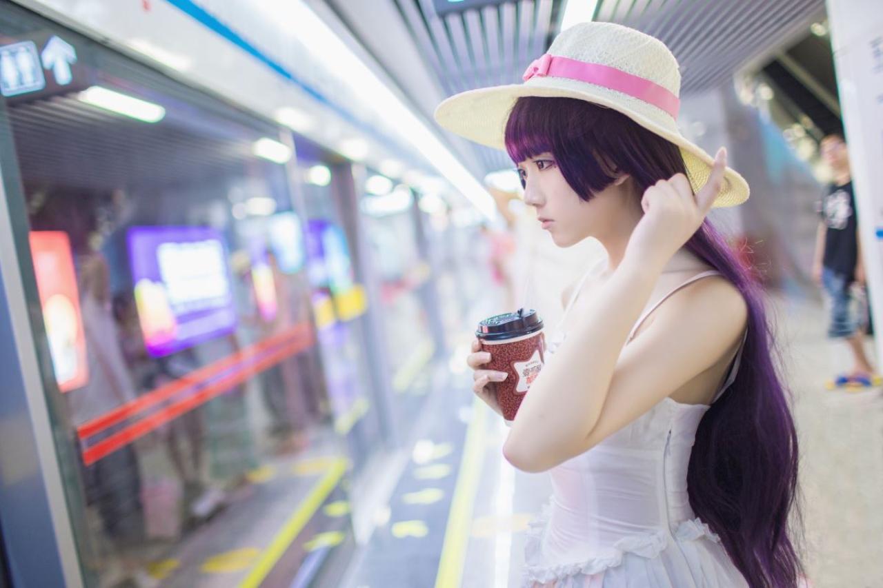 面瘫少女菌子酱扮演五更琉璃拿着一杯奶茶在橱窗前