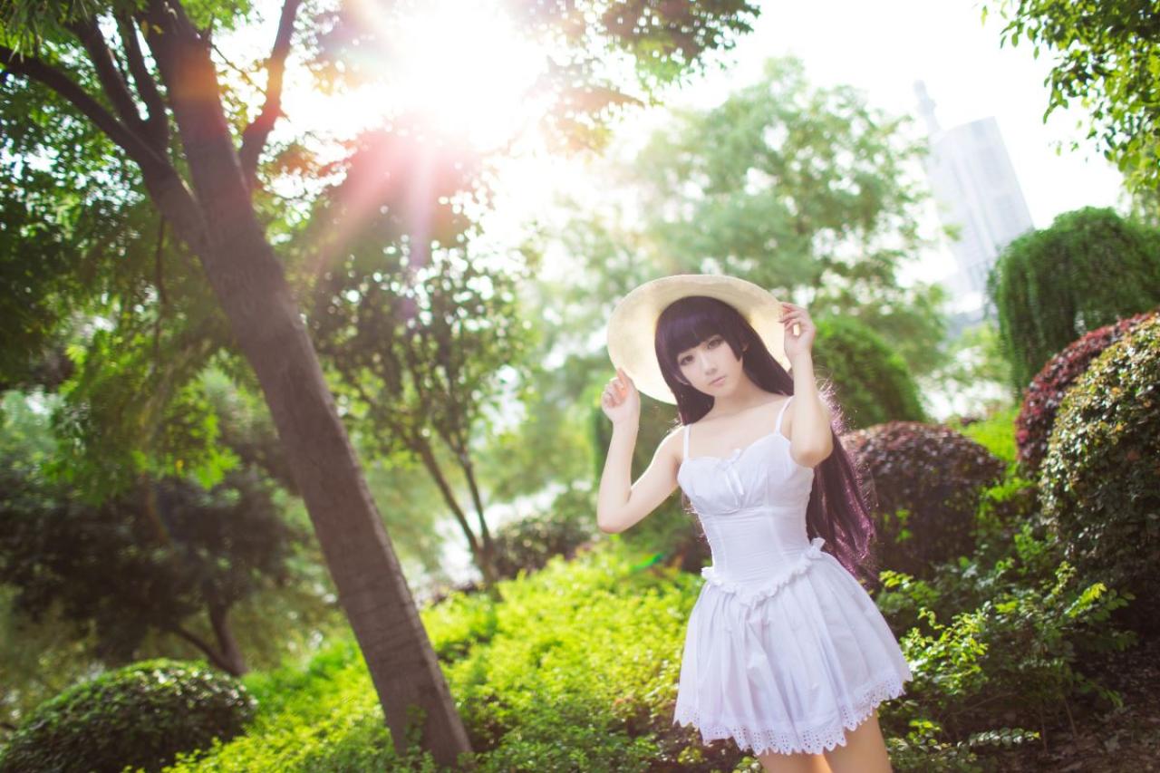 面瘫少女菌子酱扮演五更琉璃双手扶着帽檐的样子