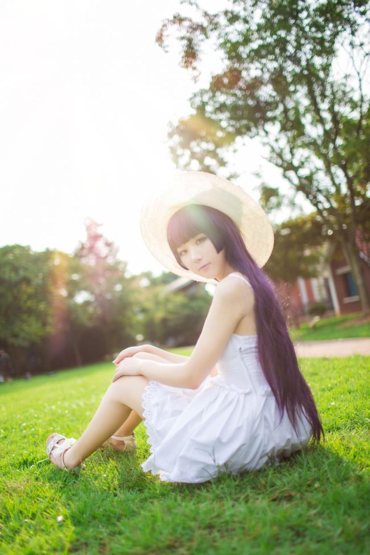 面瘫少女菌子酱扮演五更琉璃坐在草地侧面照