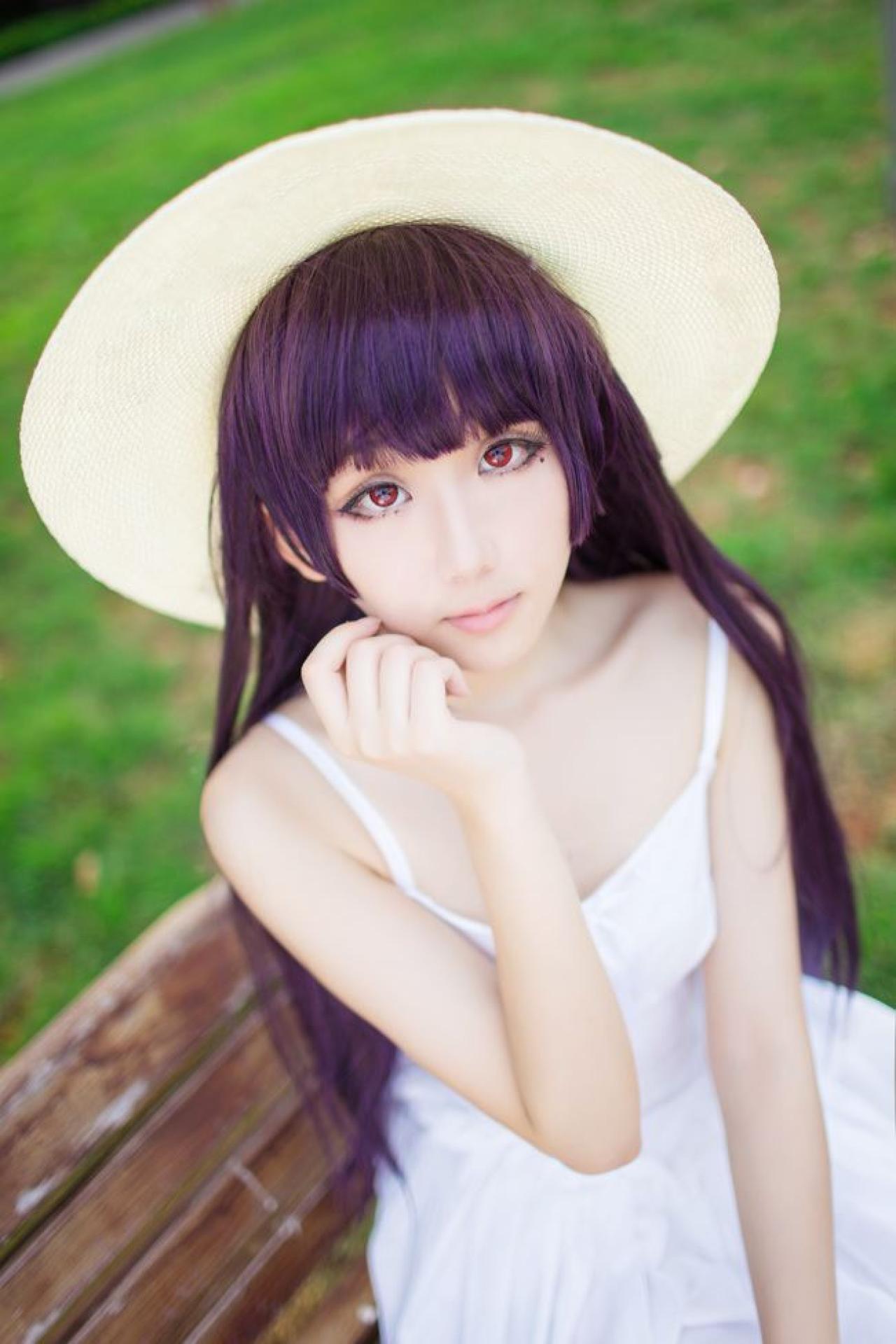 面瘫少女菌子酱扮演五更琉璃坐在长椅上的俯拍照