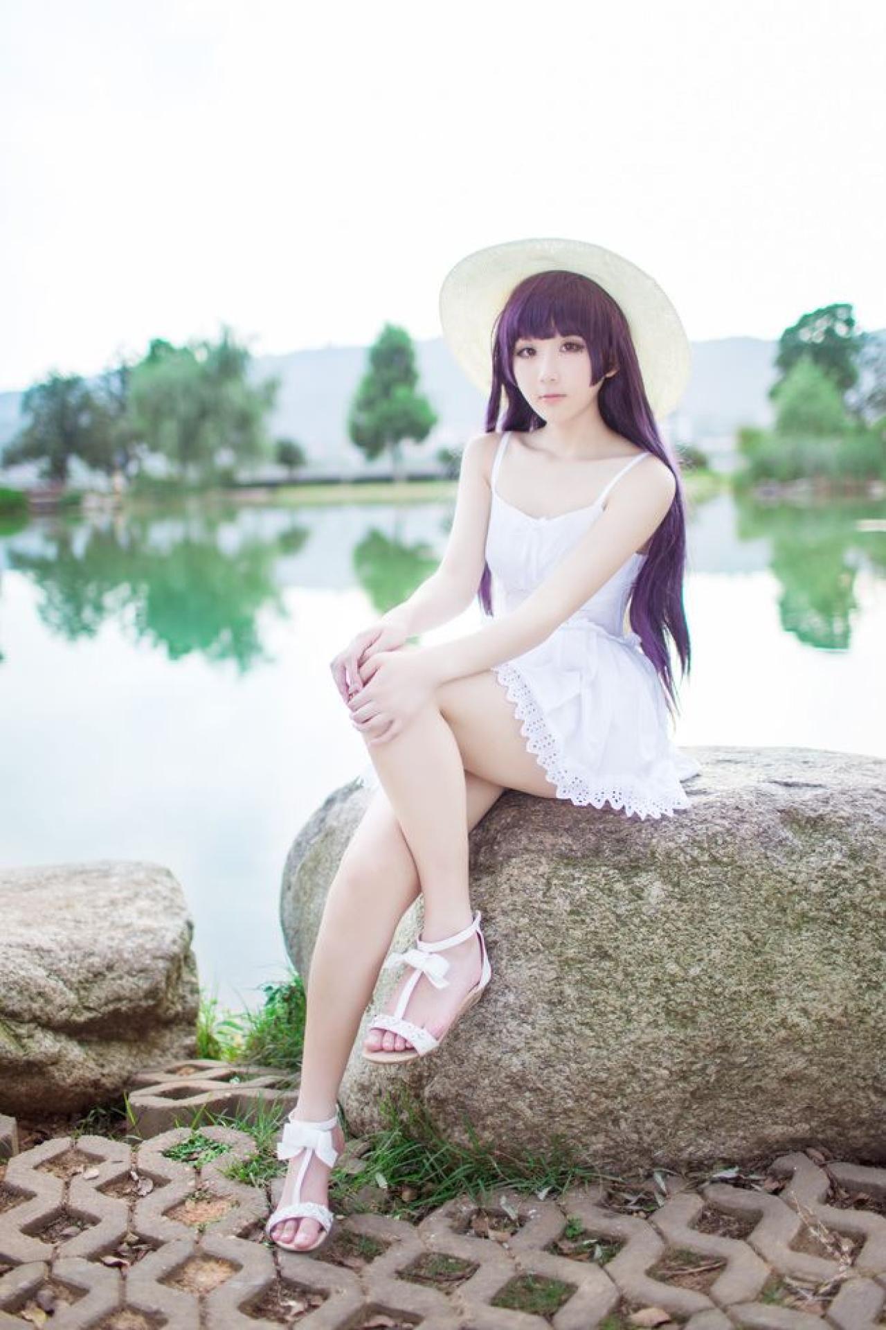 面瘫少女菌子酱扮演五更琉璃坐在石头上，身后是一片湖水