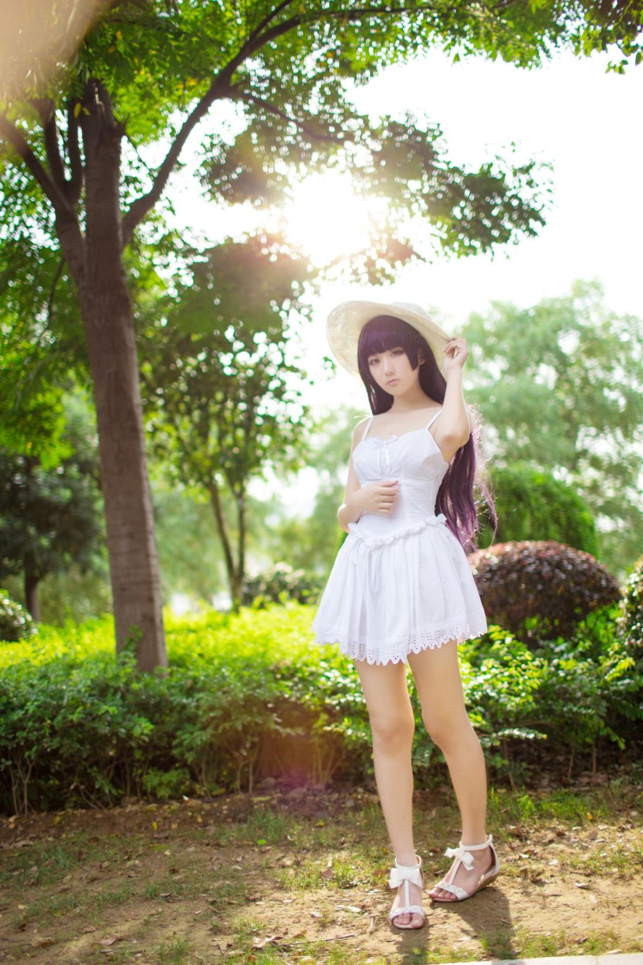 面瘫少女菌子酱扮演五更琉璃在树下全身正面照