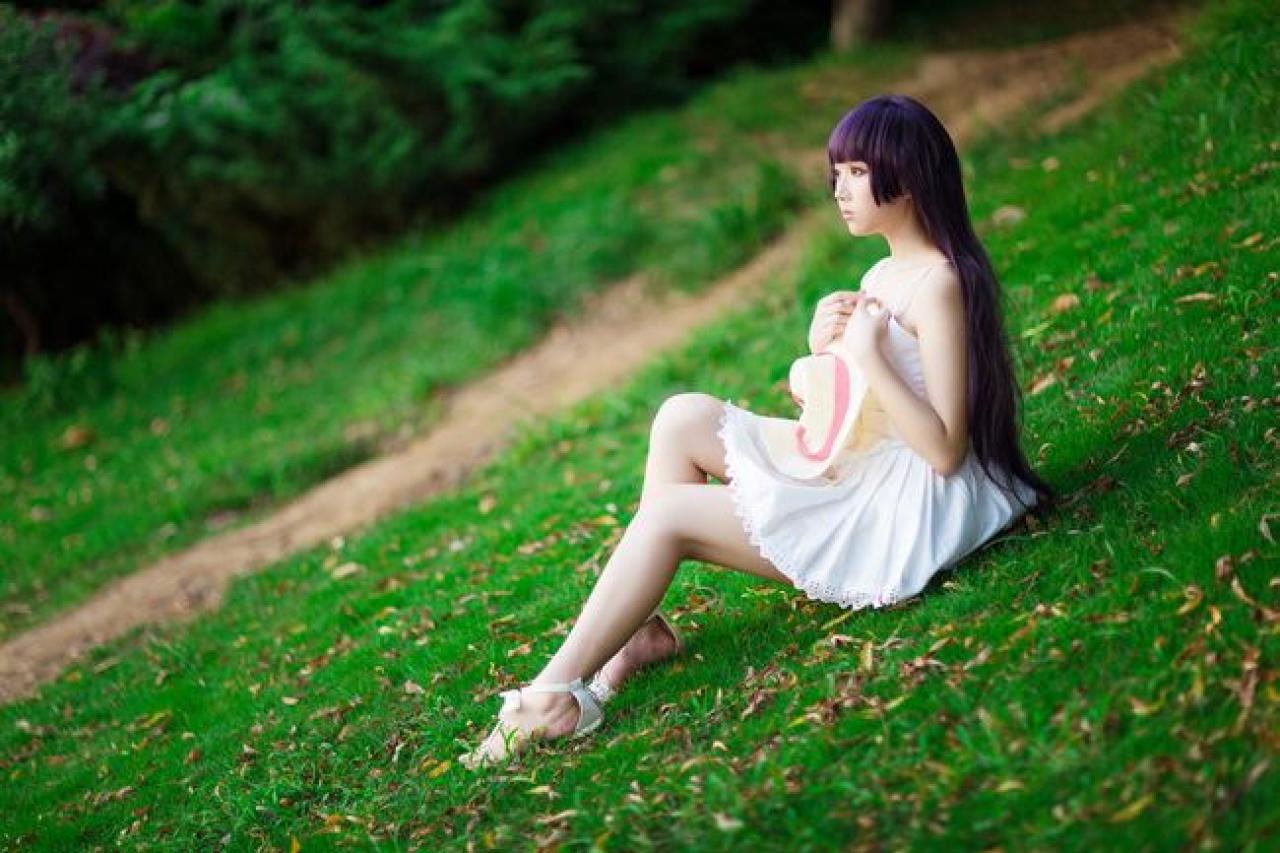 面瘫少女菌子酱扮演五更琉璃坐在草地上侧面照