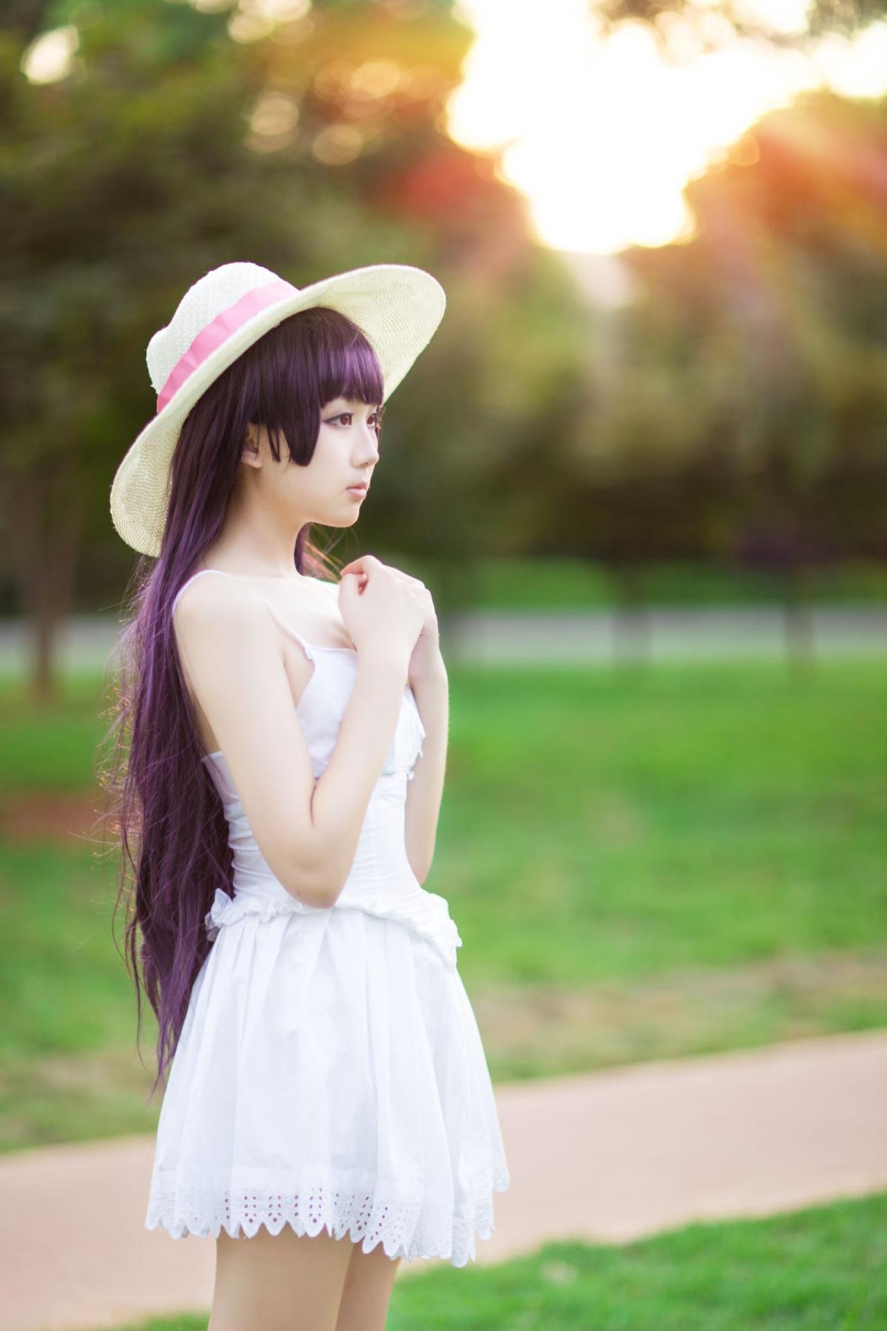 面瘫少女菌子酱扮演五更琉璃双手放在胸前祈祷的样子