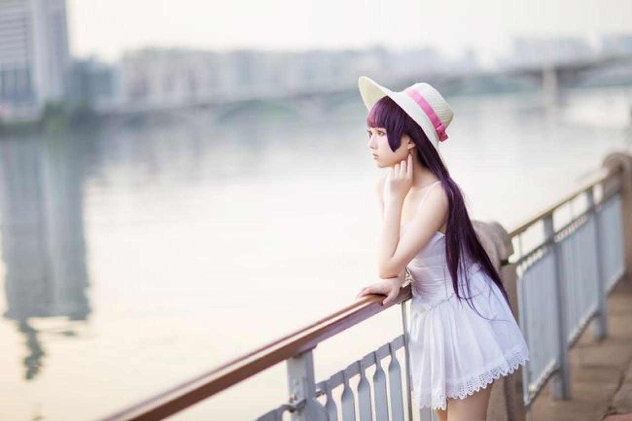 面瘫少女菌子酱扮演五更琉璃站在桥上眺望远方的样子