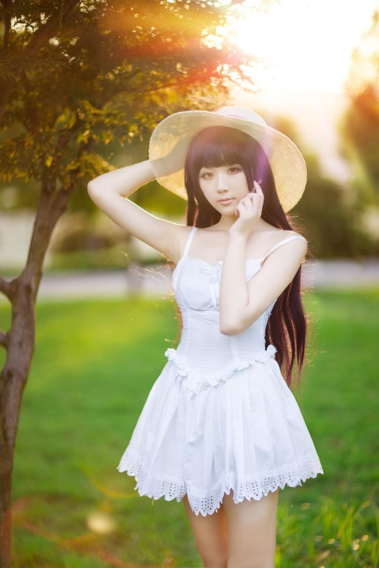 面瘫少女菌子酱扮演五更琉璃轻捋头发和帽子的正面全身照