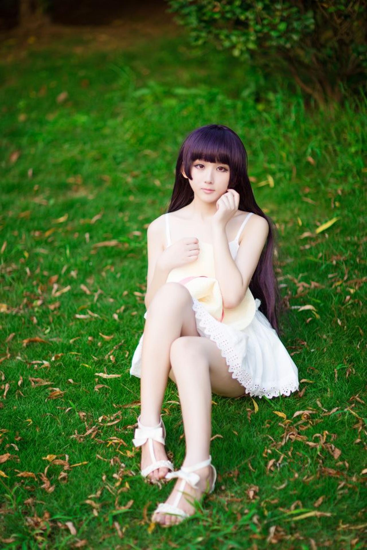 面瘫少女菌子酱扮演五更琉璃坐在草地上的样子