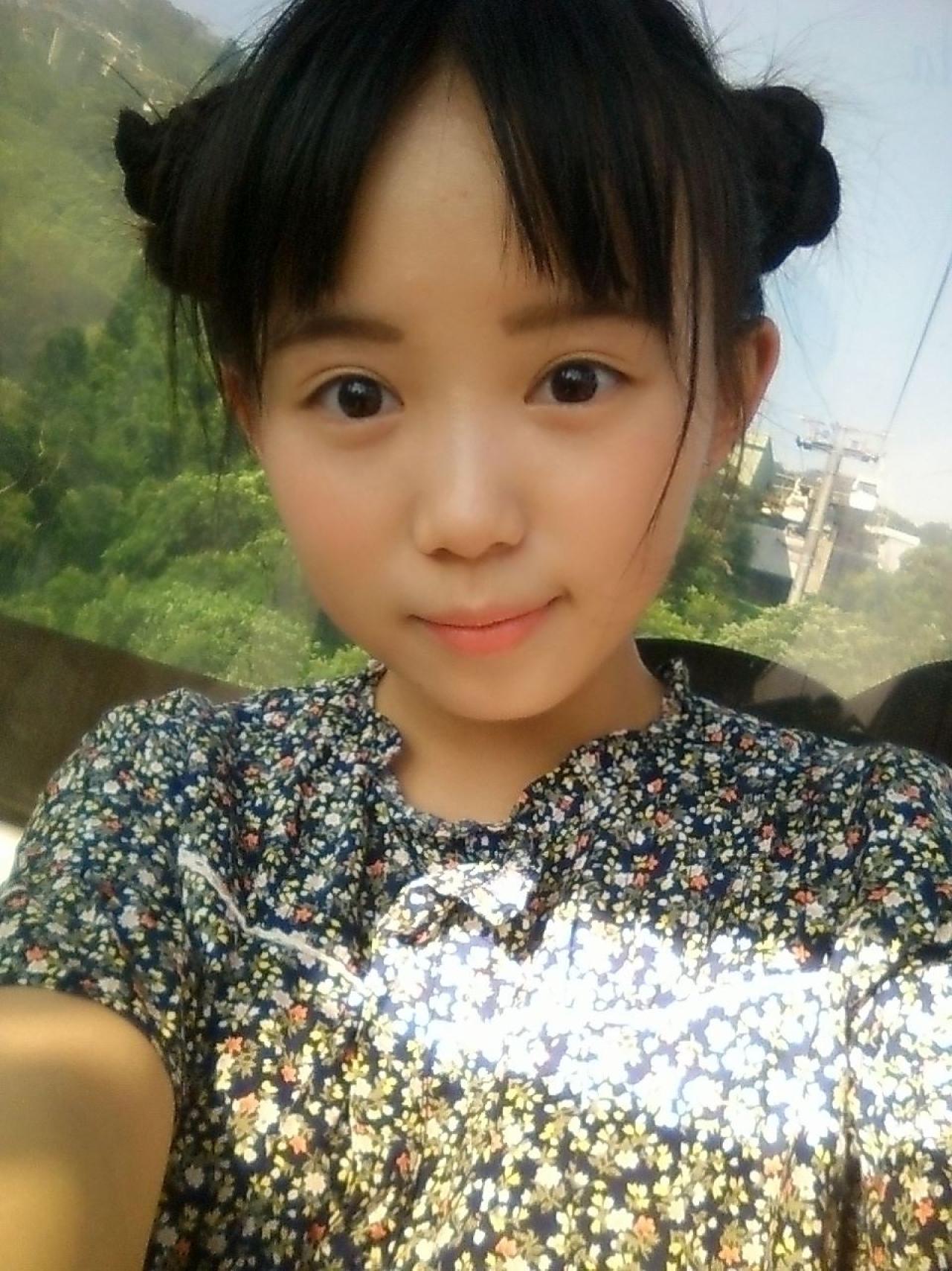 修老虎在缆车上微笑的神情