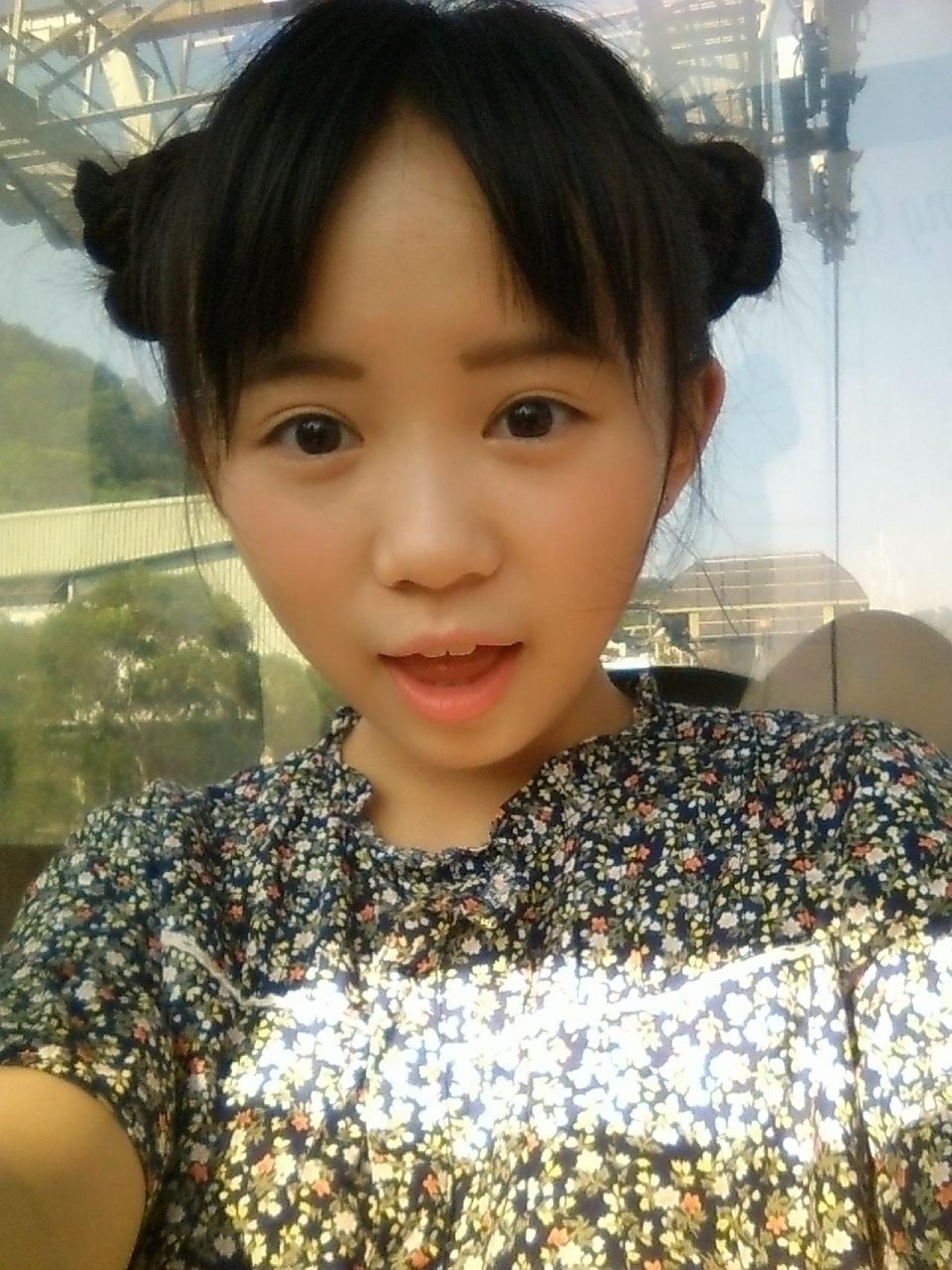 修老虎在缆车上张嘴卖萌，略惊讶的神情