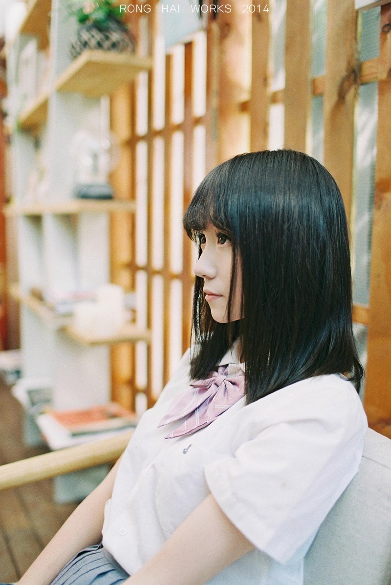 Meter坐在沙发上，目光直愣愣的看向前方