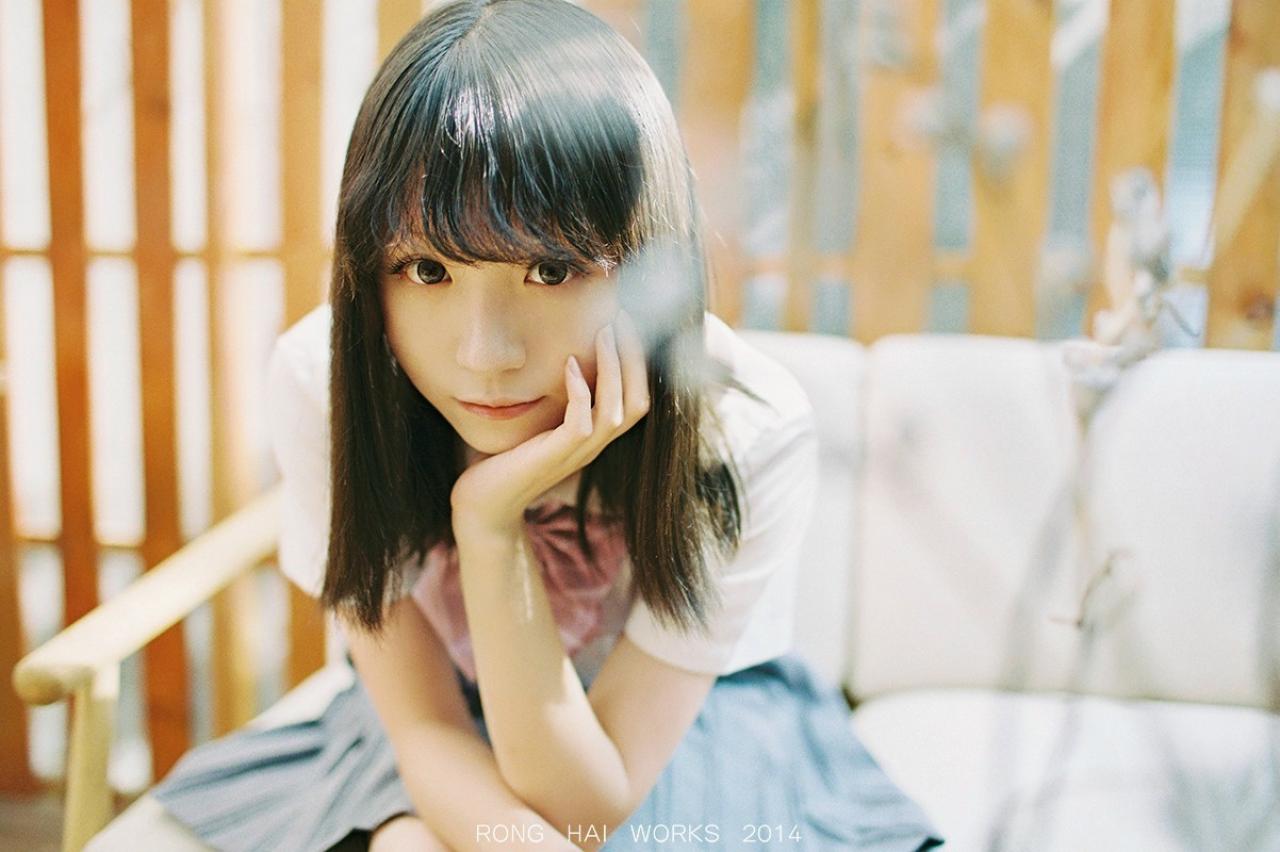 Meter坐在沙发上，用手撑着下巴，静静坐在沙发上的正面照