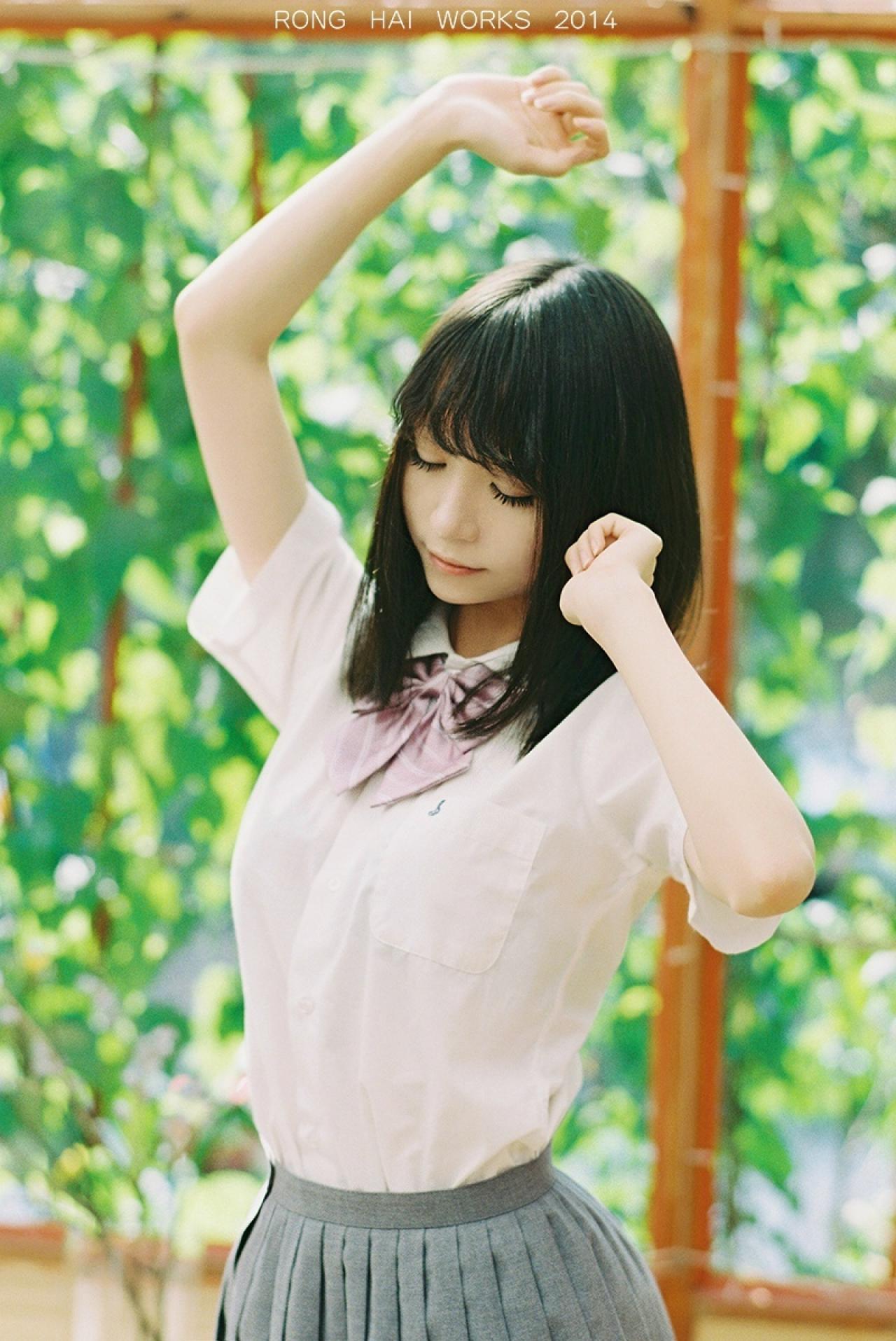 Meter站在满屏的碧绿藤曼前，站着伸伸懒腰